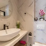 Luxury Monika With Shared Pool Apartment *
