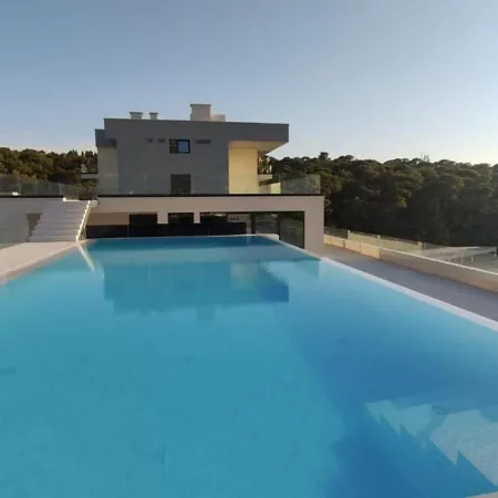 Luxury Monika With Shared Pool Apartamento